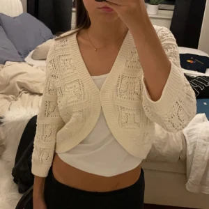 Boloreo  - Säljer denna superfina boloreon då det inte är min stil längre, köpt på Lindex för ca 500 och säljer för 150❣️använd Max 5 gånger! Skriv om några frågor🥰