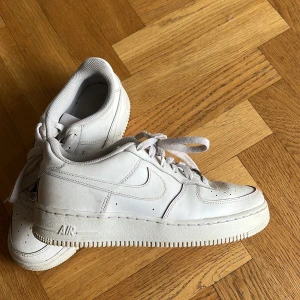 Nike air force   - Nike air force. Stolek 38,5. Bra skick då dom är använda Max 2 gånger 🥰