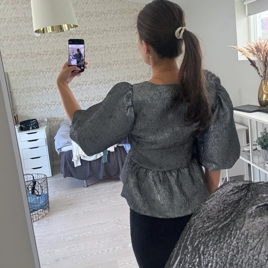 Glittrig silverfärgad blus med puffärmar - 1