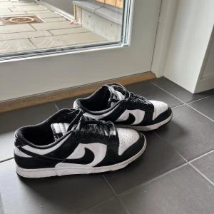 Nike Dunk Low svartvita sneakers - Nike Dunk Low Retro White Black (2021) Digitalt kvitto från restocks finns om ni vill ha det. Använt 2-3 gånger mycket bra skick på skorna. ”Nike panda”