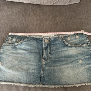 Blå jeanskjol från Pull&Bear - Säljer nu min blåa jeanskjol från pull and bear då den inte kommer till användning längre. Storlek M. Knappt använd och inga defekter. Skriv för flera bilder. Pris kan diskuteras. Kan även byta till en S