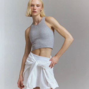 Gym topp  - Helt ny träningstopp med lapparna kvar. Fodrade kupor som går att ta ur. Storlek XL men skulle säga att storleken ligger mellan L-XL