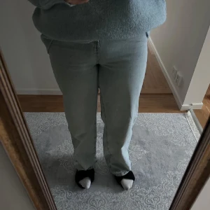 Ljusblå jeansbyxor med rak passform - Säljer ett par ljusblå jeansbyxor med rak passform och klassisk femficksdesign. Byxorna har normalhög midja och stängs med dragkedja och knapp framtill. Perfekta för en avslappnad och stilren look.