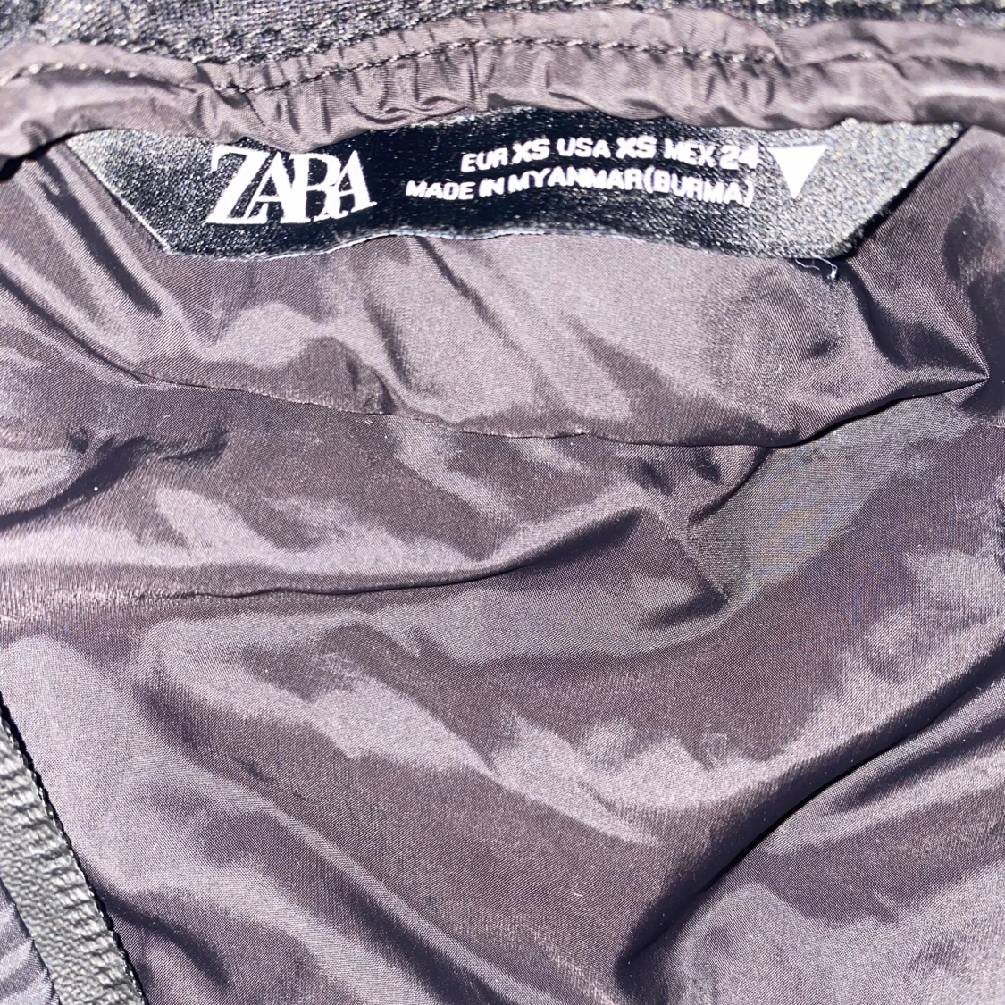 Svart croppad dunväst med huva från Zara - 1