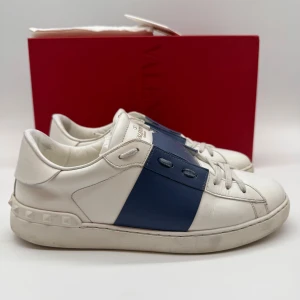 VALENTINO OPEN SNEAKERS - Valentino open sneakers - Skick: 9,5/10 - Storlek 42 sitter som 43 - Tillbehör: Box, Dustbag & Kort - Nypris 7700kr - deluxecloset 