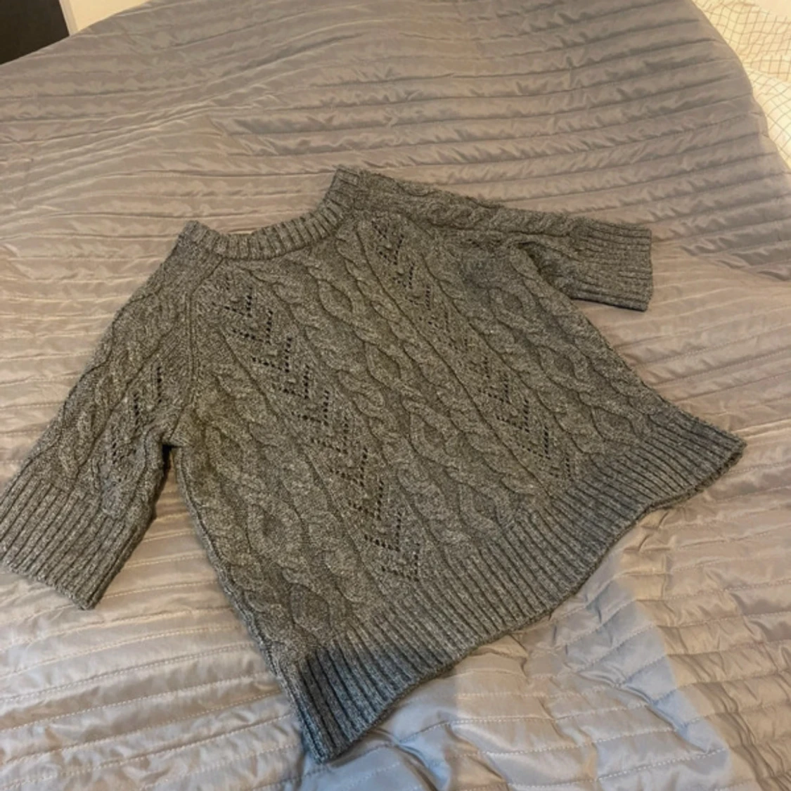 Grå kabelstickad tröja med kort ärm - 1