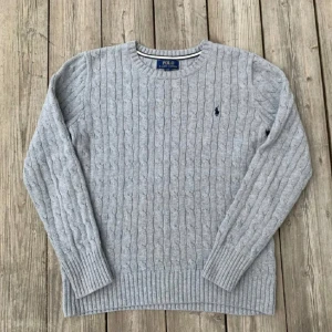 Ralph Lauren stickad tröja  - Tja säljer denna stickad tröjan av märket Ralph Lauren. Den har inga skador eller konstigheter bara att fråga 