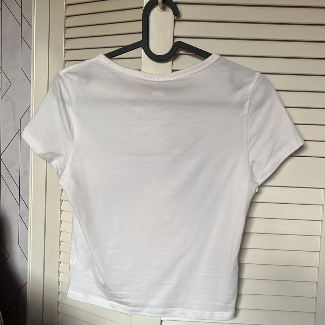 Vit t-shirt med lila rosett från Monki - 1