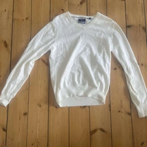 Vit v-ringad tröja från Gant - V ringad vit tröja från Gant