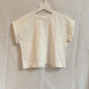 Vit croppad t-shirt från Zara  - T-shirt från Zara stlk 164