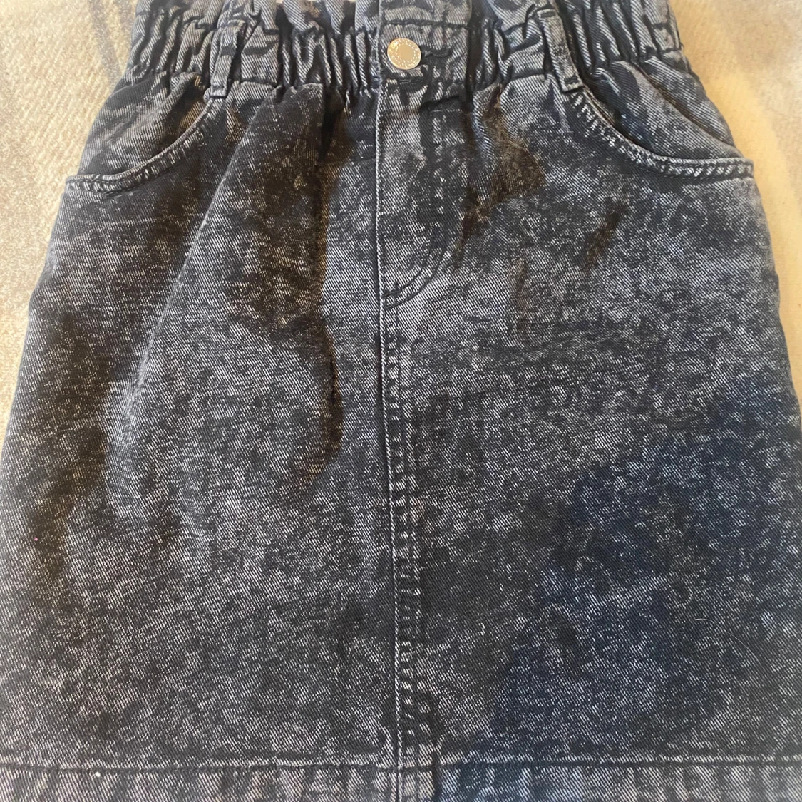Snygg svart jeanskjol med resårmidja💞 - 1