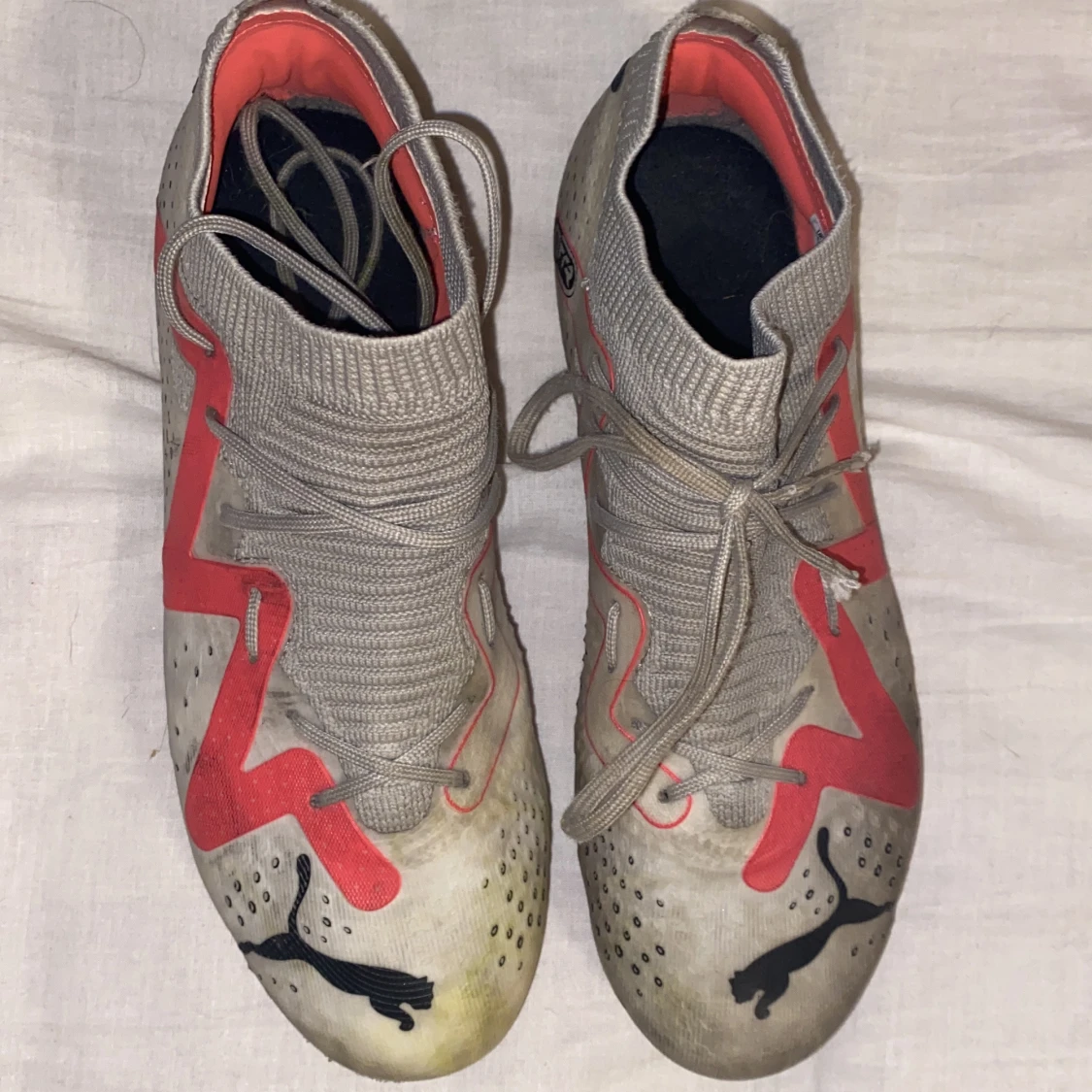 Gråa fotbollsskor från Puma med röd detalj - 2