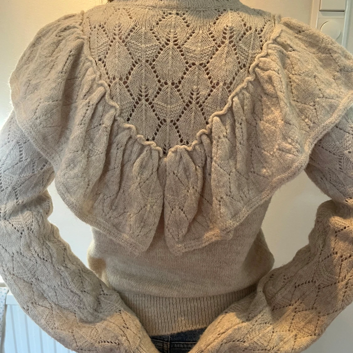 Beige stickad tröja med volang från Dilvin - 1