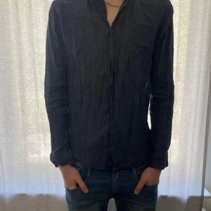 Svart skjorta från La Chemise Norrmalm - Säljer nu min pojkväns skjorta från La Chemise Norrmalm i slim fit då de är för små. Han är 195 cm och det är storlek 41 på skjortorna som motsvara ungefär storlek L.  