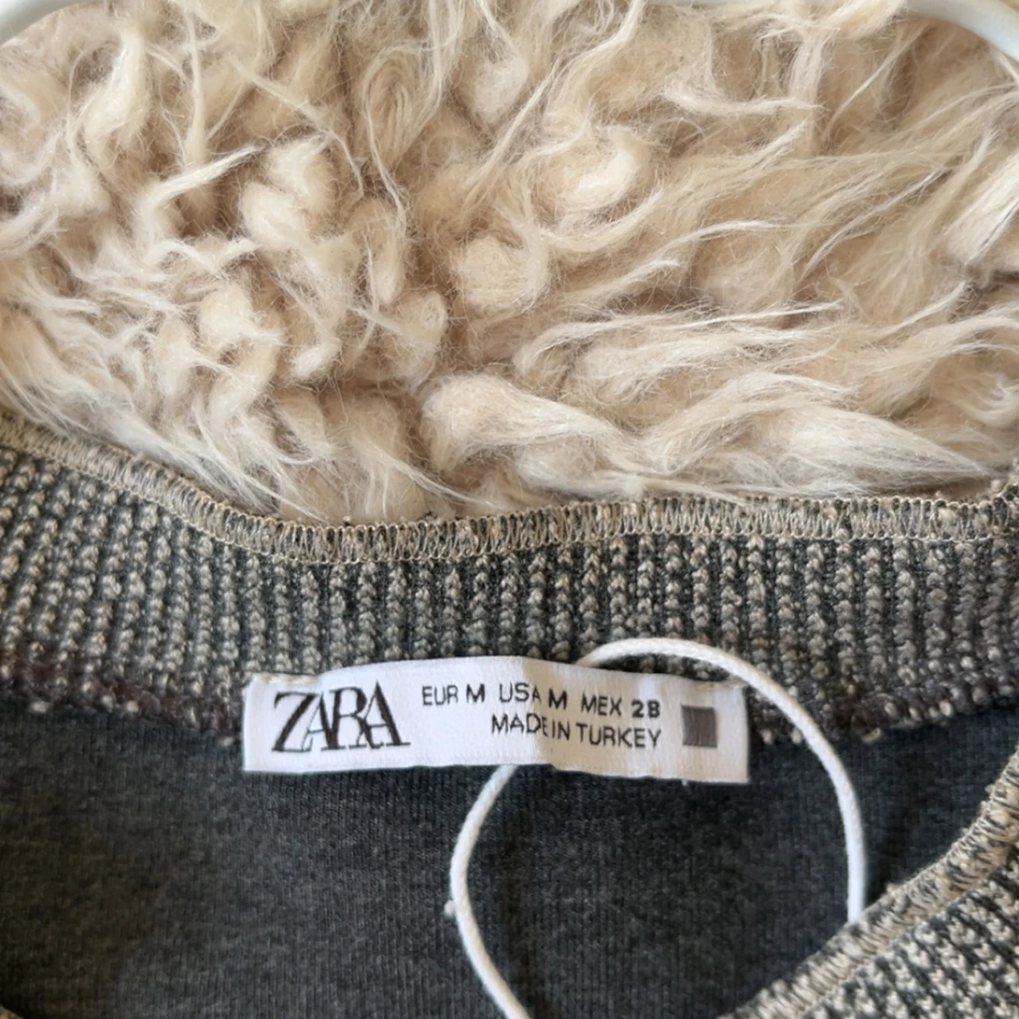 Grå stickad topp med volang från Zara - 3