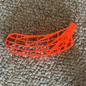 Orange unihoc innebandyblad - Säljer mitt oanvända unihoc innebandyblad. Har inga som helts tecken på repor eller skador. Bladet är PE plast.