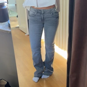 Grå bootcut jeans - Säljer ett par grå bootcut jeans med fickor bak. Dom är från ginatricot (Young) storlek 170