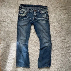 Feta jeans med snygg tvätt ifrån Wrangler - Tjena, säljer nu ett par riktigt coola och unika jeans ifrån Wrangler. Jeansen är i ett riktigt bra skick. Jeansen är lite flared. Jeansen har en sjukt snygg och unik tvätt. Pris går att diskutera! Om du har några frågor eller funderingar är det bara att höra av sig! :)