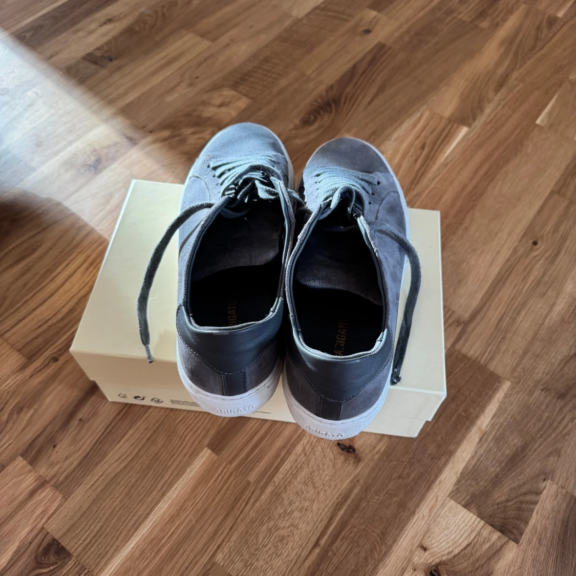 Grå sneakers från Axel Arigato - 2