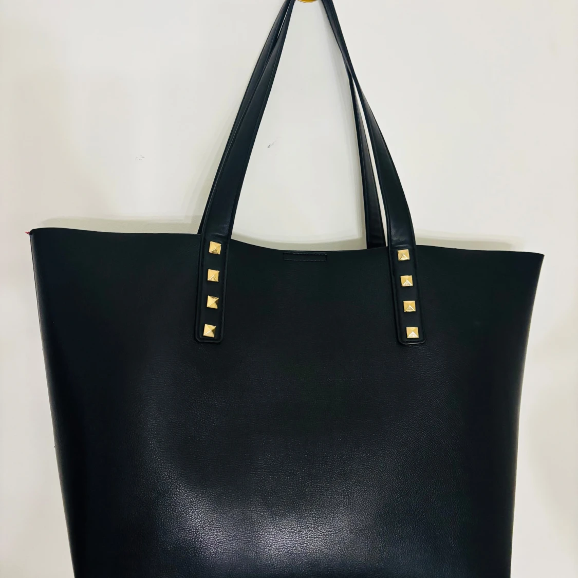 Svart shoppingväska med nitar från Even&Odd - 1