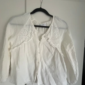 Blus Zara - Skit snygg blus från Zaras barnavdelning men passar S! 