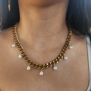 Guldpläterad 18k halsband med pärlor  - Justerbar 40-45cm.  Det finns en annan annons med samma halsband,  billigare dock ingår inte den röda present asken.  Om du bor i Stockholm kan du köpa på plats I Karlaplanloppis på lördagar.