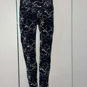 Leggingsit - Naisten mustavalkoiset marmorikuvioiset leggingsit. Koko S.  Haara-lahje n 66cm, vyötärön leveys n 27cm.Kissatalous Mikäli hinta ei miellytä tarjoa rohkeasti!! Katsothan myös muut ilmoitukseni!!