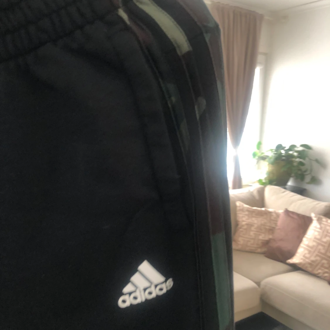 Svarta träningsbyxor från Adidas med kamouflagedetaljer - 3