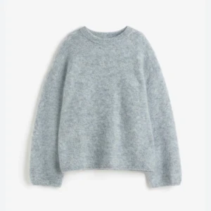 Grå fluffig stickad mohair tröja - Mysig grå stickad tröja med rund halsringning och långa ärmar. Tröjan har en fluffig och mjuk känsla, perfekt för kyligare dagar. Enkel och stilren design som passar till det mesta. Är i använt skick men ändå mohair och är väldigt dyr i butiken. Lappen ser ganska äcklig ut men behöver nog bara tvättas. Hela tröjan behöver egentligen tvättas men annars är den bra❣️