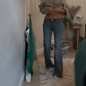 Blåa bootcut jeans - Säljer dessa ljusblåa vida jeans från weekday! Använd ett fåtal gånger, så fint skick! Storlek: 27/32 Midjemått(rakt över): 38 cm Innerbenslängd: 75 cm. Passar mig bra som är 165 cm lång!