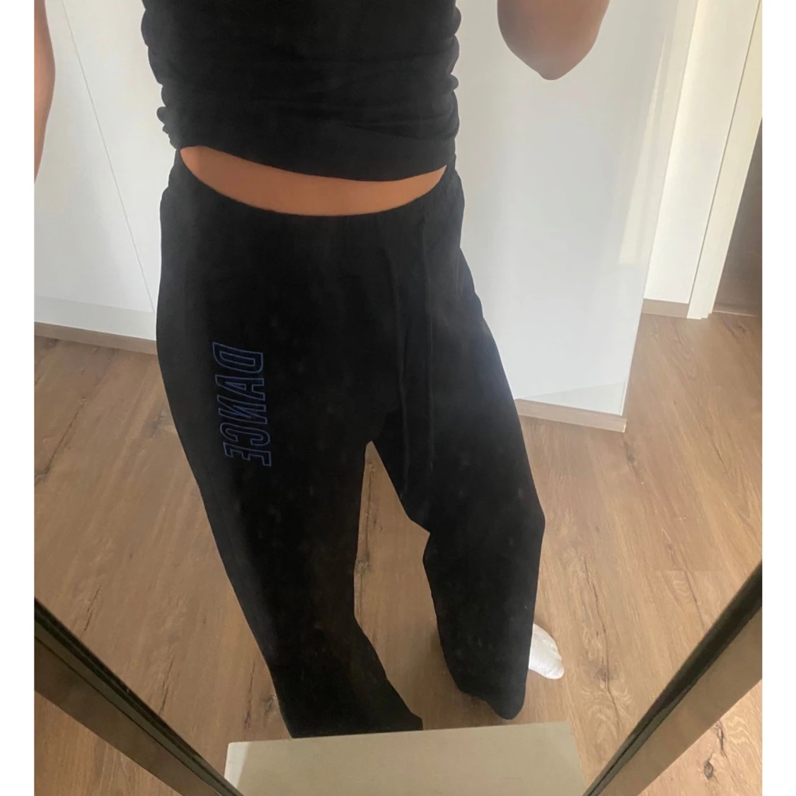 Svarta dansbyxor med blå DANCE print