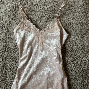 Ljusrosa spets & sammets linne - Ljusrosa spets och smametslinne från HM som ej säljs längre! Skriv privat för fler bilder🥰