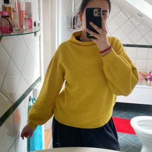 Lindex stickad tröja  - Säljer en solgul stickad tröja med högre krage och långa ärmar. Tröjan är från Lindex och har använt den några gånger, inga problem med koftan och den är jätte soft. Tröjan har en avslappnad, lite oversized passform och är perfekt för att liva upp garderoben. Supermjuk och skön att bära.