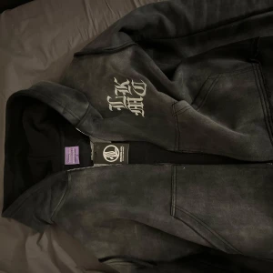 Lukamachain zip up distressed hoodie  - Helt ny bara testad säljs pga av att den var lite för liten på mig men annars va den som precis som förväntad. Passar för alla tillfällen och stilar