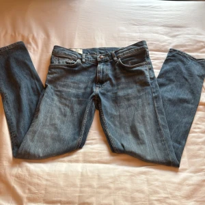 Blå jeans från Gant - Säljer mina ljusblå Gant jeans eftersom att Jagger vuxit ur dem. Sitter skitbra i storlek 30/32. Pris kan absolut diskuteras!