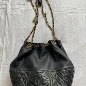 Väska med axelband  - Väska med axelband tror att det är äkta läder men inte säker extremt sliten defekter överallt se bilder 