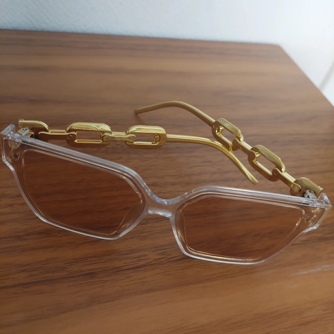 Transparenta fyrkantiga solglasögon med gulddetaljer - 3