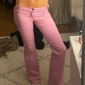 ROSA SNYGGA JEANS!! - Köpt på Vinted, lite smutsiga längst ner men inget man tänker på. Första bild är lånad. Innerbenslängden är 83-84cm ungefär, midjemåttet är 36 cm ungefär🌸💕