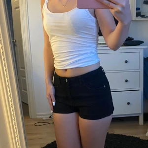 Svarta jeansshorts  - Säljer svarta jeansshorts,oanvända och inga defekter🩷