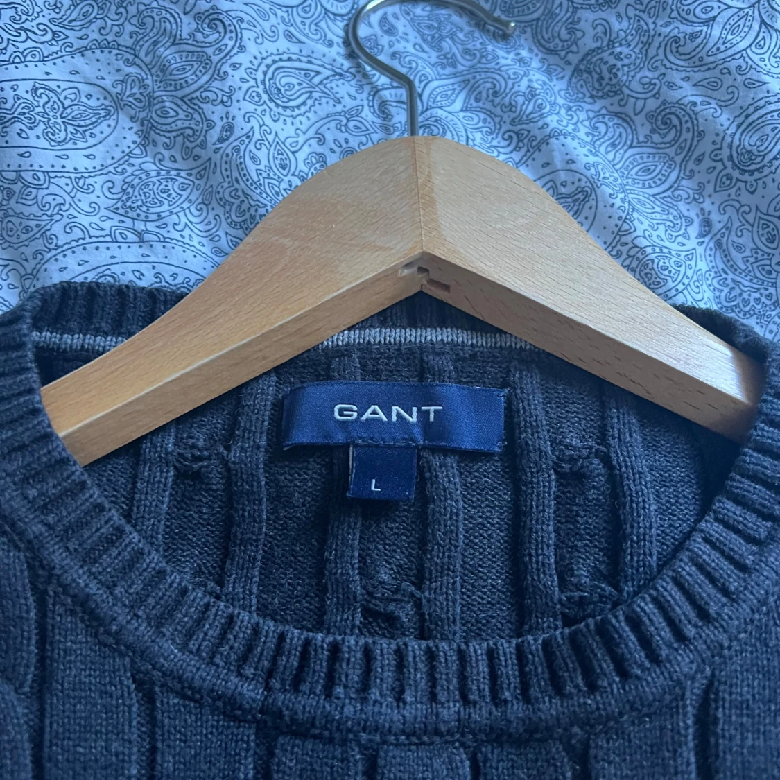 Mörkgrå kabelstickad tröja från GANT - 1