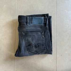 Replay Jondrill jeans - Replay Jondrill jeans | Utmärkt skick |Midje mått 41 cm och längd mått 101 cm | Nypris: 1499 kr | Frakt spårbart via Postnord eller Instabox, där köparen betalar | Tveka inte att höra av dig vid frågor📩