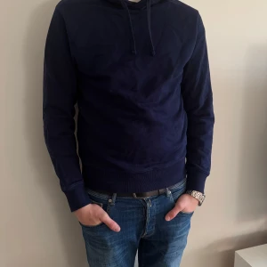 These glory days hoddie  - Mörkblå hoddie, märket These glory days! Använd fåtal gånger.😊