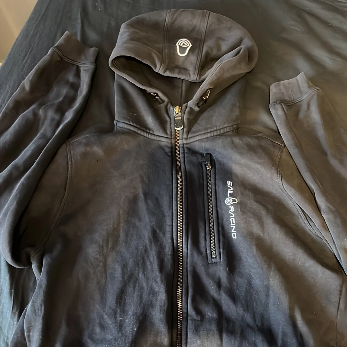 Svart hoodie från Sail Racing med dragkedja - 1