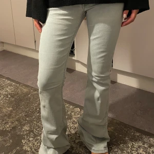 Jeans - Super fina ljusblå jeans från weekday! Lite slitna längst ner och några små defekter men annars bra skick 😊