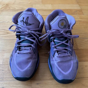 Lila Nike Kyrie basket sneakers - Säljer ett par lila Nike Kyrie i ovanligt bra skick. Skorna användes i ca 1 månad sedan slutade jag. Dessa skor har slutas tillverkas och därför är de eftertraktade i gott skick. Skorna är nästan som nya. Hör av er kring prisförslag/frågor❗️