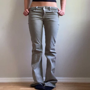 Gröna lågmidjade jeans - Midjemått 38x2 cm men går å stretcha, innerbenslängd 82 cm. Lite slitna längst ner men inget man tänker på!