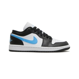 Nike Air Jordan 1 Low Black University Blue White - Nike Air Jordan 1 Low i svart, vitt och ljusblått skinn. Sparsamt använda så fortfarande i väldigt bra skick. Lite  creased  på framsidan men inte något man tänker på. Köpta i usa, New York, på fight club. Orginal boxen är inkluderad. 