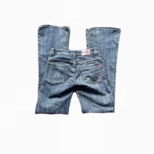 Jeans - Så snygga jeans: midjemått: 35,5cm+lite stretch. Innerbenslängd: 82cm. Bara att skriva om ni undrar något! <3