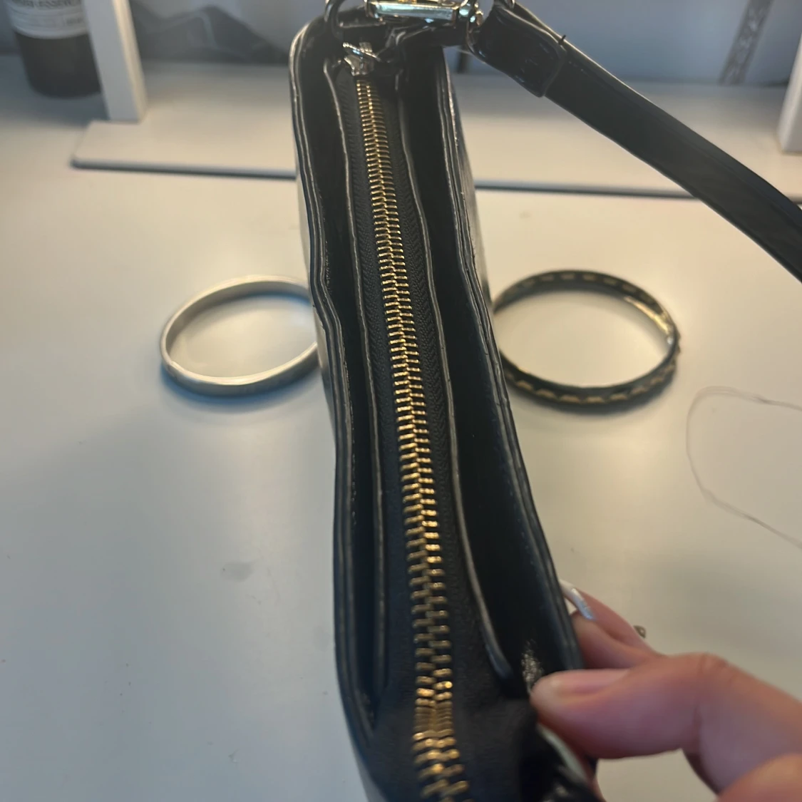 Svart axelväska från NA-KD i skinn - 2