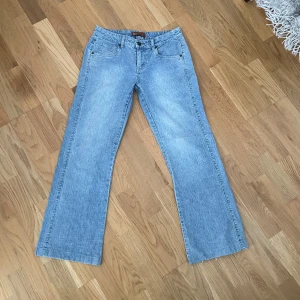 Ljusblåa jeans - Supersnygga midrise straight jeans i färgen blå! Vintage och går inte att få tag på längre! Storlek S , midja: 37 cm, midjehöjd: 21 cm, innerben: 71 cm